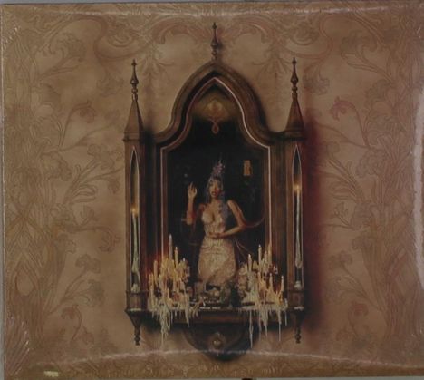 Es ist eine Illustration mit einer Frau in einem kunstvollen Rahmen, von Kerzen umgeben, auf ornamentaler Tapete.