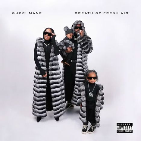 "GUCCI MANE BREATH OF FRESH AIR" oben. Vier Personen tragen schwarz-graue Pelzmäntel und Sonnenbrillen.