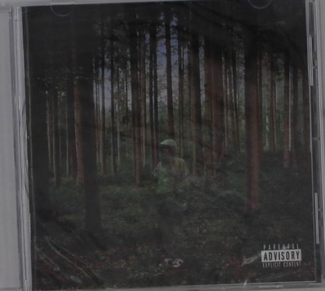 "Parental Advisory Explicit Content" prangt in der Ecke. Eine Person im Hoodie steht in einem dichten Wald.