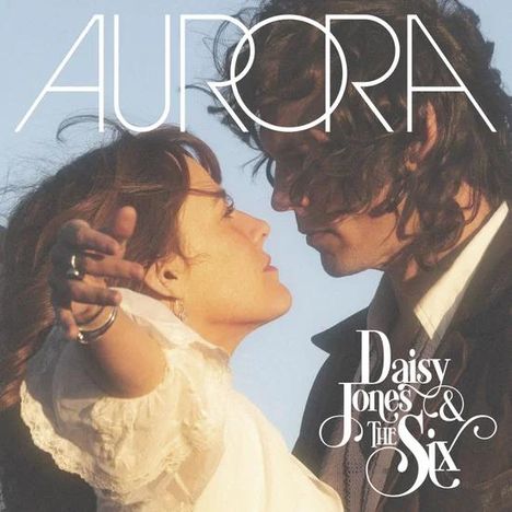 "AURORA" und "Daisy Jones & The Six". Eine Frau und ein Mann stehen sich nahe, mit warmen Licht im Hintergrund.