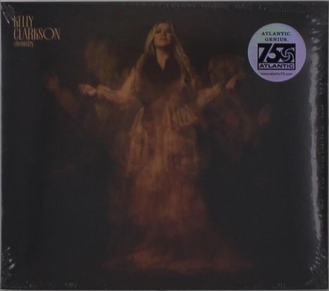 Text: "KELLY CLARKSON, chemistry". Frau in langem, verschwommenem Kleid. Zartes, diffuses Licht.