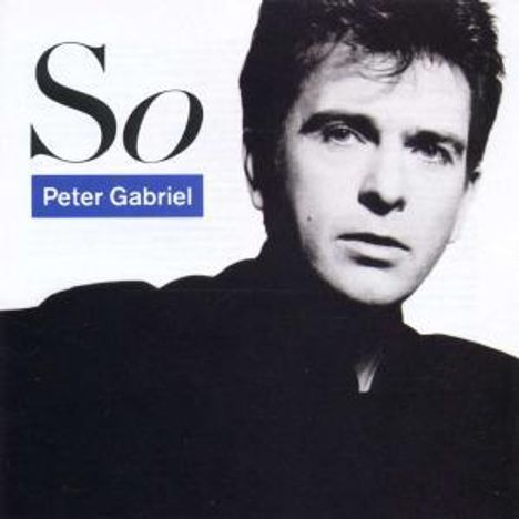 "So" und "Peter Gabriel". Schwarz-weißes Porträt eines Mannes, reduziert, ernst blickend. Cover-Design.