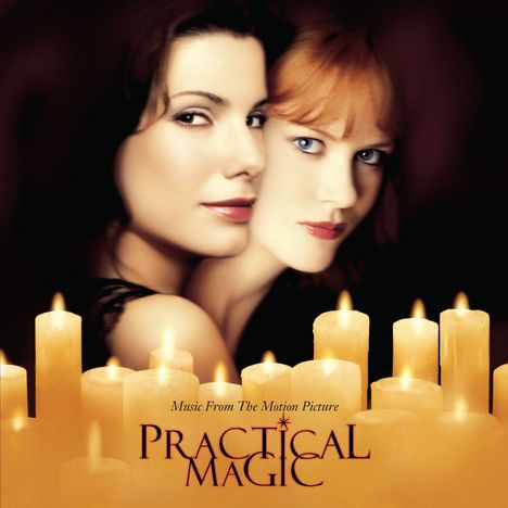 „Practical Magic“ in roter Schrift. Zwei Frauen nah beieinander, umgeben von brennenden Kerzen. Mystische Atmosphäre.
