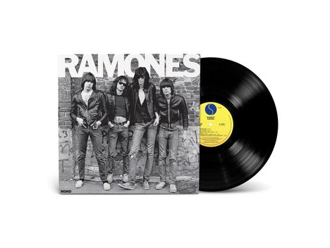 "RAMONES" in großen weißen Buchstaben. Schwarz-Weiß-Foto von vier Personen in Lederjacken. Vinyl-Schallplatte rechts.