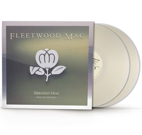 Aufschrift: "Fleetwood Mac", "Greatest Hits", "Deluxe Edition". Zwei helle Schallplatten ragen aus einem Cover mit Blüten-Logo.
