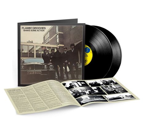 "FLAMIN' GROOVIES SHAKE SOME ACTION". Schallplatte und Albumcover mit einer Gruppe vor einem Auto, Textblatt liegt offen.
