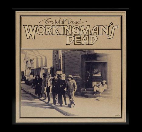 "Grateful Dead WORKINGMAN'S DEAD." Schwarz-weiß Foto von Menschen, die in einer Straßenzeile stehen. Vintage-Stil.