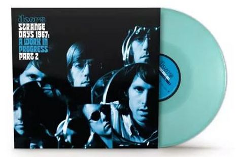 Text: "Strange Days 1967: A Work in Progress Part 2." Platte: Hellblau. Schwarz-weißes Cover mit Fotos von Männern.