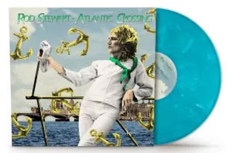 "Rod Stewart - Atlantic Crossing" steht oben. Eine Illustration zeigt einen Mann in Weiß auf einem Schiffsbug, umgeben von goldenen Ankern.