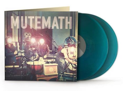 Text "MUTEMATH" in Großbuchstaben. Albumcover mit Band auf einer Bühne, umgeben von Instrumenten. Zwei blaue Vinylplatten.