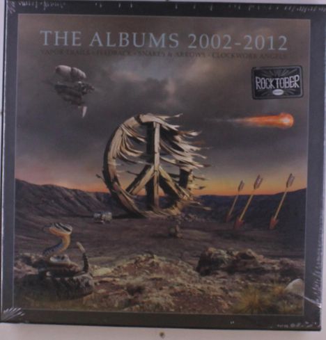 "The Albums 2002-2012" oben. Darunter: surrealistische Landschaft mit einem beschädigten Peace-Zeichen und einer Schlange.