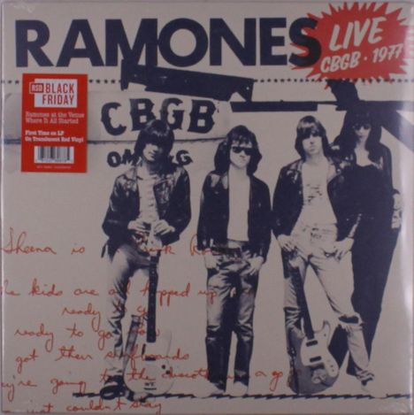 RAMONES. Live CBGB 1977. Vier Personen, Lederjacken, Gitarren. Rote und weiße Texte, Hintergrund mit Logo.