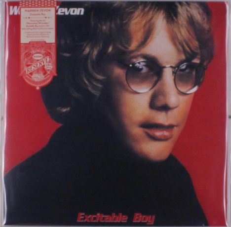 Text: "Excitable Boy" ist in Rot am unteren Rand. 
Eine Person mit Brille, blonden, lockigen Haaren vor rotem Hintergrund.