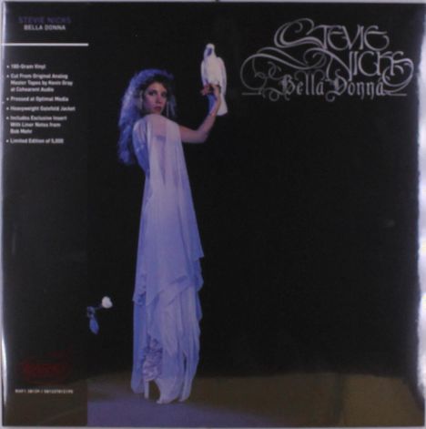 STEVE NICKS BELLA DONNA. Frau in weißem Kleid hält weißen Vogel, schwarzer Hintergrund, elegant geschwungener Schriftzug.