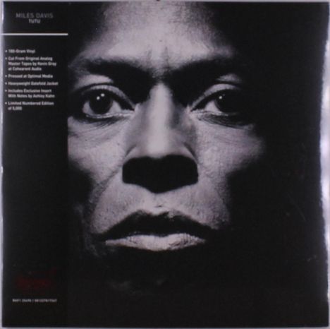 "MILES DAVIS | TUTU" und Details zu einer Schallplattenausgabe. Großes, intensiv blickendes Gesicht in Schwarz-Weiß.