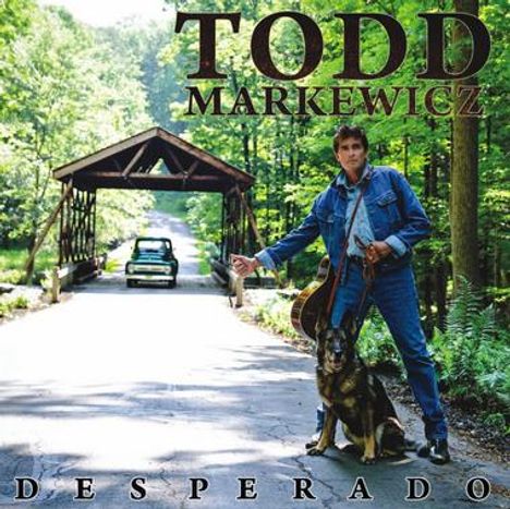 "TODD MARKEWICZ DESPERADO" steht groß. Ein Mann mit Gitarre und Hund steht auf einer Landstraße vor einer Holzbrücke.
