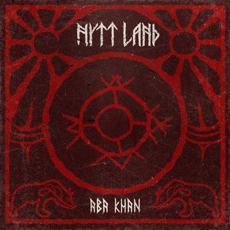 Text: "NYTT LAND", "ABU KHAN". 
Beschreibung: Rote, stilisierte Symbole auf dunklem Hintergrund, mit Kreismuster und Tierzeichnungen.