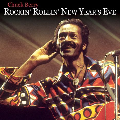 Text: "Chuck Berry Rockin' Rollin' New Year's Eve". Ein Mann in einem bunten Hemd hält die rechte Hand ans Ohr.