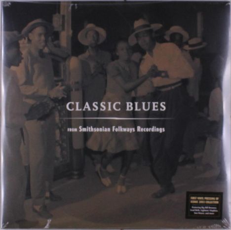 "CLASSIC BLUES from Smithsonian Folkways Recordings." Tanzendes Paar in nostalgischer Szene, umgeben von mehreren Menschen mit Hüten.