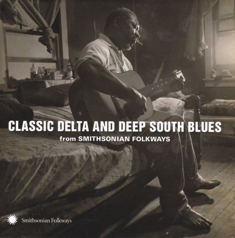 "CLASSIC DELTA AND DEEP SOUTH BLUES from SMITHSONIAN FOLKWAYS". Ein älterer Mann spielt Gitarre in einem Zimmer.