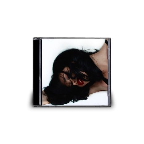 Eine CD-Hülle zeigt eine Frau mit schwarzem Haar, roten Lippen, Kopf zur Seite geneigt, auf weißem Hintergrund.