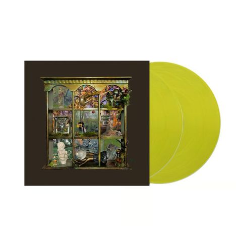 Illustration eines Puppenhauses mit verschiedenen surrealen Objekten in den Fächern, daneben zwei gelbe Schallplatten.