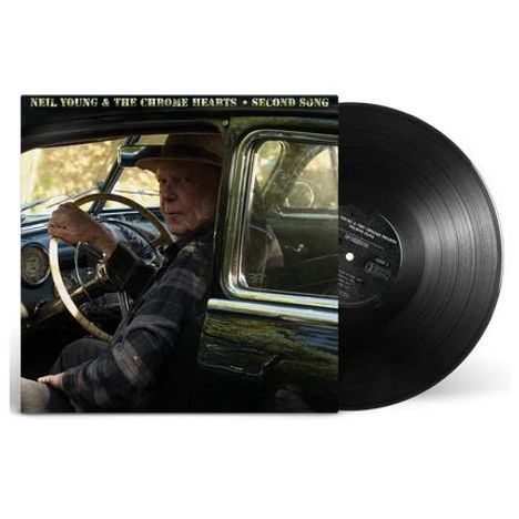 "Neil Young & The Chrome Hearts - Second Song". Vinyl mit einem Mann in einem Auto am Lenkrad, Hut tragend.