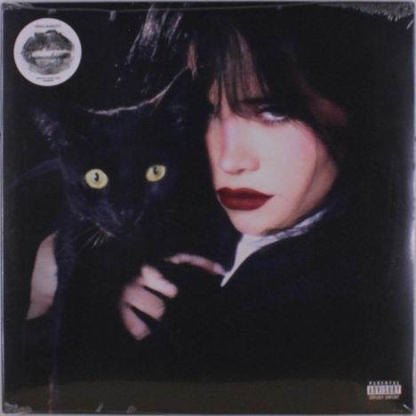 Eine Frau mit dunklem Lippenstift hält eine schwarze Katze mit gelben Augen.
