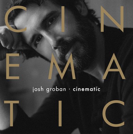 „Cinematic“ in großen Buchstaben, darunter „josh groban · cinematic“. Eine schwarz-weiße Nahaufnahme eines nachdenklichen Mannes.