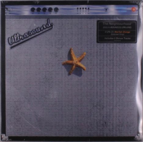 Ein grauer Verstärker mit Aufschrift "Ultrasound". Ein Seestern in der Mitte. Oben hängt ein schwarzes Schild.