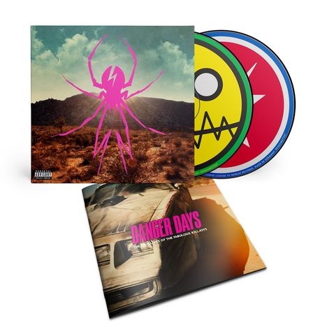"DANGER DAYS: THE TRUE LIVES OF THE FABULOUS KILLJOYS" in Pink auf einem Cover mit einem Auto. Hintergrund: Wüste mit rosa Spinne.