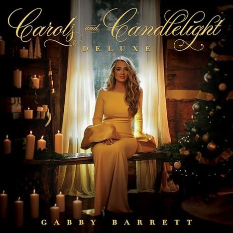 "Carols and Candlelight Deluxe" und "Gabby Barrett" in goldener Schrift, eine Frau in gelbem Kleid umgeben von Kerzen.