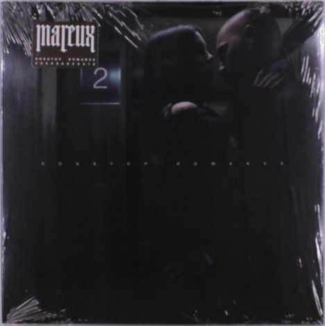 "2", "Mareux", "Nostalgic Romance". Ein Paar steht sich nah, Silhouetten in dunkler Atmosphäre.