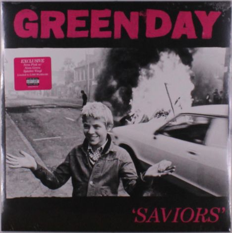 Der Text lautet "GREEN DAY" und "SAVIORS". Ein Junge steht vor einem brennenden Auto und lächelt.