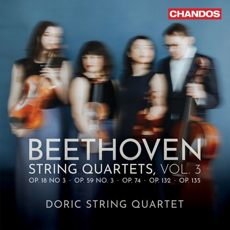 "CHANDOS" Logo. "BEETHOVEN STRING QUARTETS, VOL. 3", "DORIC STRING QUARTET". Verschwommene Personen mit Instrumenten.