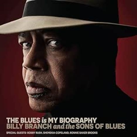„The Blues is My Biography. Billy Branch and the Sons of Blues. Special Guests: Bobby Rush, Shemekia Copeland, Ronnie Baker Brooks.“ Ein Mann mit Hut im Profil auf rotem Hintergrund.