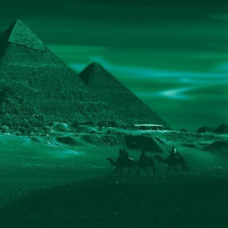 Es gibt keine sichtbaren Texte. Drei Pyramiden sind im Hintergrund, vorne reiten Menschen auf Kamelen. Alles ist in grün gefärbt.