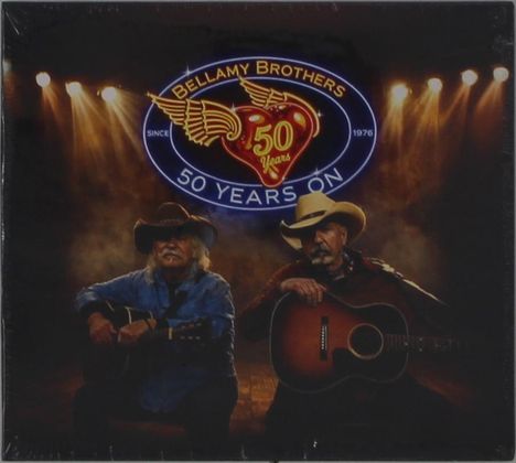 „Bellamy Brothers 50 Years On“. Logo mit Herz und Flügeln, zwei Männer mit Hüten und Gitarren, in Bühnenlicht sitzend.