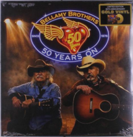 "Bellamy Brothers 50 Years On" steht in Neon über zwei Männern mit Gitarren, die Cowboyhüte tragen. Oberes Etikett: Limited Edition.