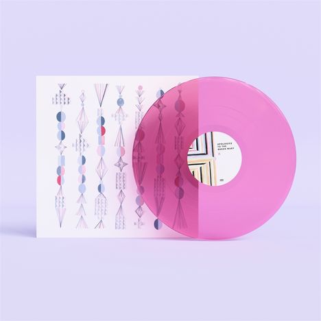 Auf einem violetten Hintergrund liegt eine durchsichtige rosa Schallplatte über einem kunstvoll gemusterten Albumcover.