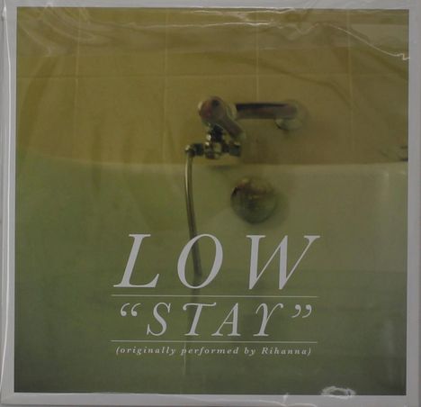 Text: LOW "STAY" (originally performed by Rihanna). Eine Badewanne mit Wasserhahn im Hintergrund.
