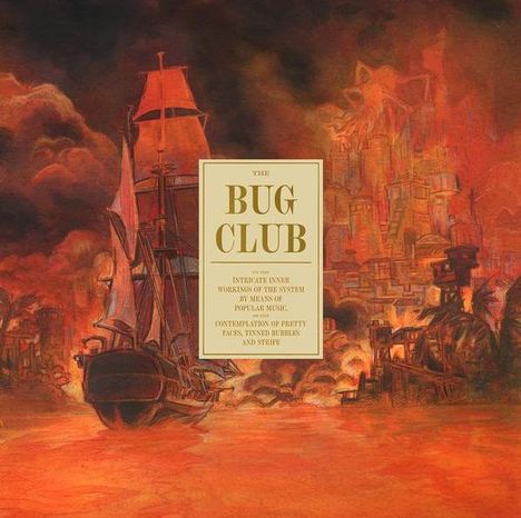 „The Bug Club“ in markantem, großem Schriftzug auf einem rechteckigen Schild. Surreale Zeichnung mit Segelschiff und Stadt.