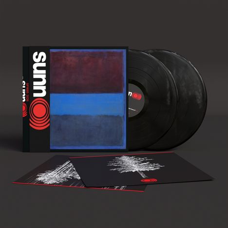 Text: "sunn O)))" und "SFR3665 2023." Zwei Schallplatten, ein abstraktes Gemälde in dunklen Tönen, Karten mit Baummotiven.