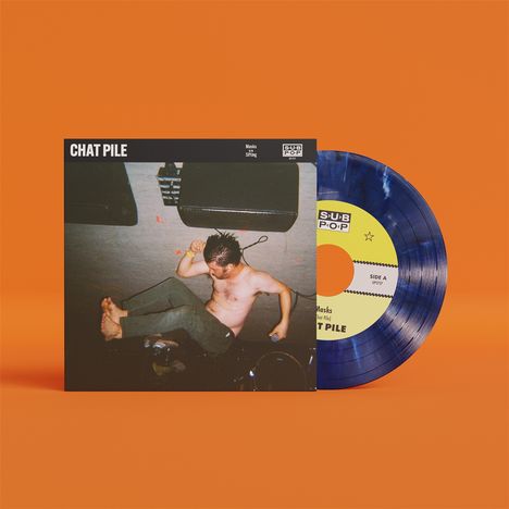 Covertext: "CHAT PILE," "Masks," "Sitting," "SUB POP." Ein Oberkörper mit lockerer Haltung, blauer Schallplatte.
