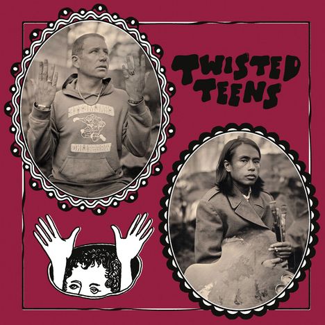 "Twisted Teens" in schwarzer Schrift auf rotem Hintergrund, zwei ovale Fotos mit dekorativen Rändern und Händen.