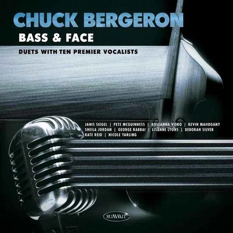 "CHUCK BERGERON BASS & FACE" in Blau und Weiß, Mikrofon und Kontrabassstreicher im Hintergrund.