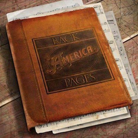 „Back America Pages“ steht groß auf einem braunen, lederartigen Buch, das auf einer Landkarte liegt.