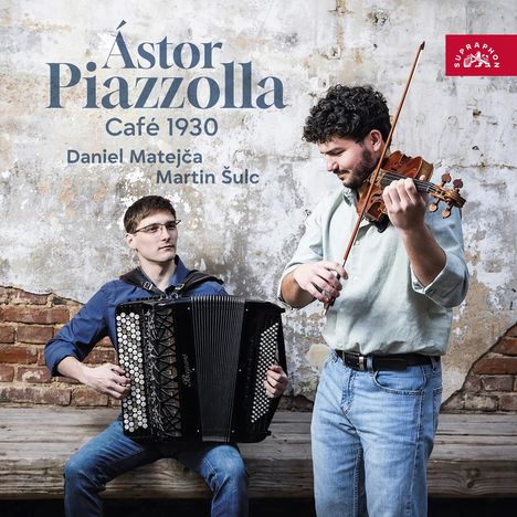 Texte: Ástor Piazzolla, Café 1930, Daniel Matejča, Martin Šulc. Zwei Männer, einer spielt Akkordeon, der andere Geige vor einer Backsteinwand.