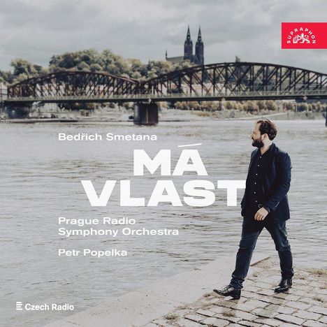 Bedřich Smetana, Má Vlast, Prague Radio Symphony Orchestra, Petr Popelka. Mann spaziert am Fluss vor Brücke.