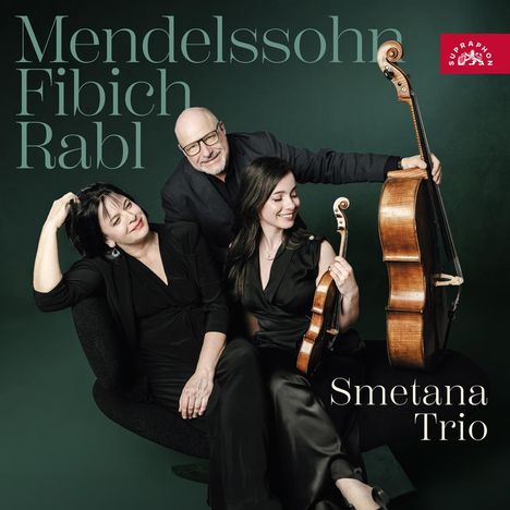 "Mendelssohn, Fibich, Rabl, Smetana Trio" in großen Buchstaben. Drei Musiker in Schwarz mit Instrumenten lächeln.